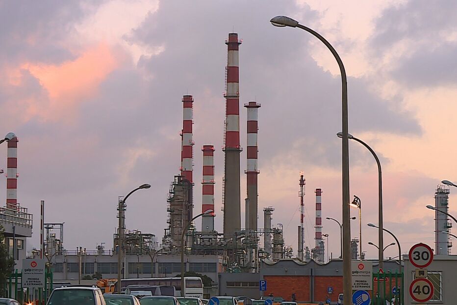 Ministro do Ambiente diz não ser boa notícia a administração da Galp e os Sindicatos ainda não terem reunido