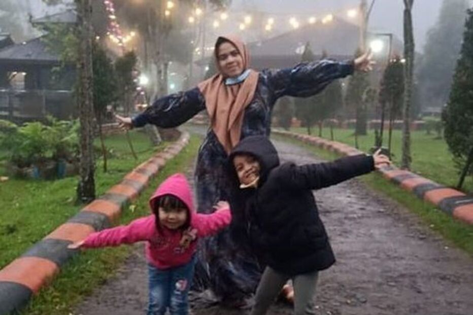 Ratih mostrou-se com os filhos no avião que acabou por cair na Indonésia, ao largo de Jacarta