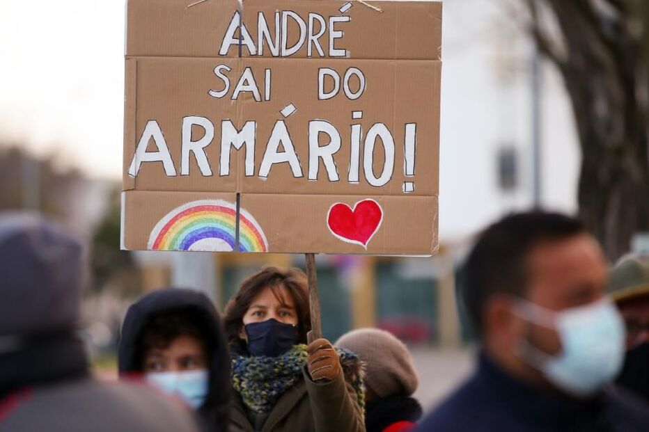 Manifestantes antifascista aguardam com palavras de ordem a chegada do candidato às eleições presidenciais de 2021, André Ventura (