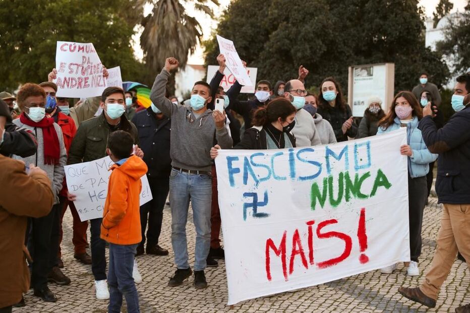 Manifestantes antifascista aguardam com palavras de ordem a chegada do candidato às eleições presidenciais de 2021, André Ventura (