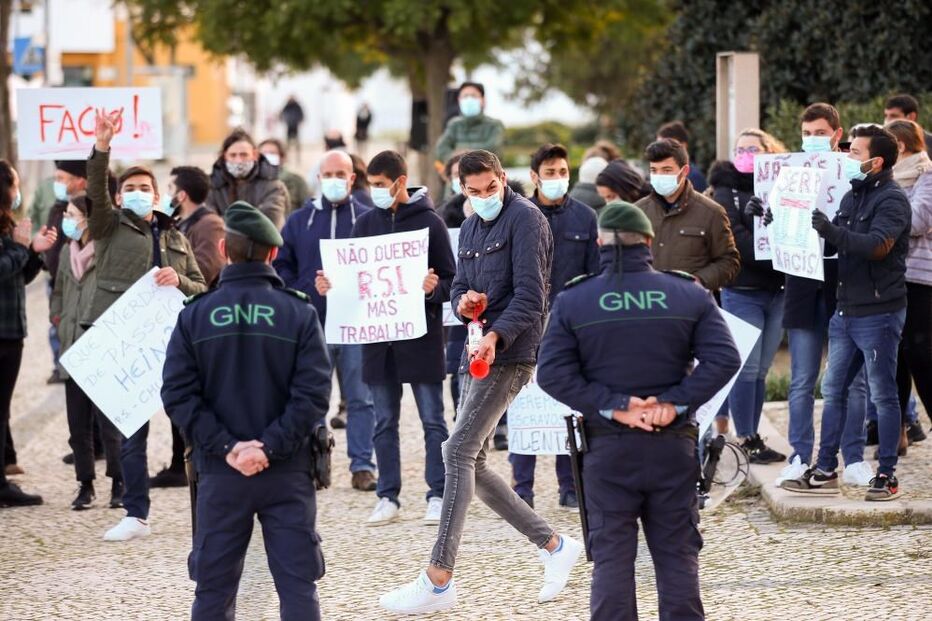 Manifestantes antifascista aguardam com palavras de ordem a chegada do candidato às eleições presidenciais de 2021, André Ventura (