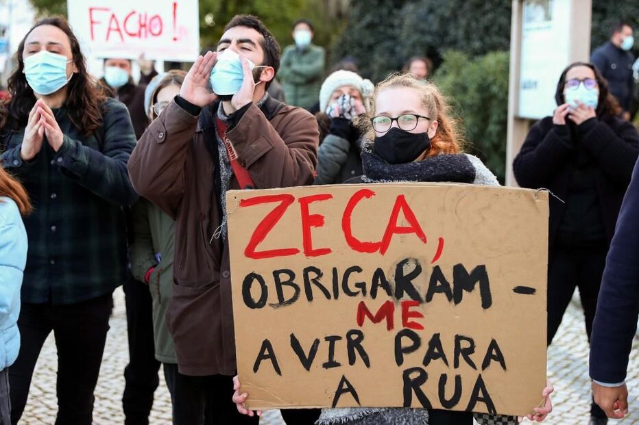Manifestantes antifascista aguardam com palavras de ordem a chegada do candidato às eleições presidenciais de 2021, André Ventura (