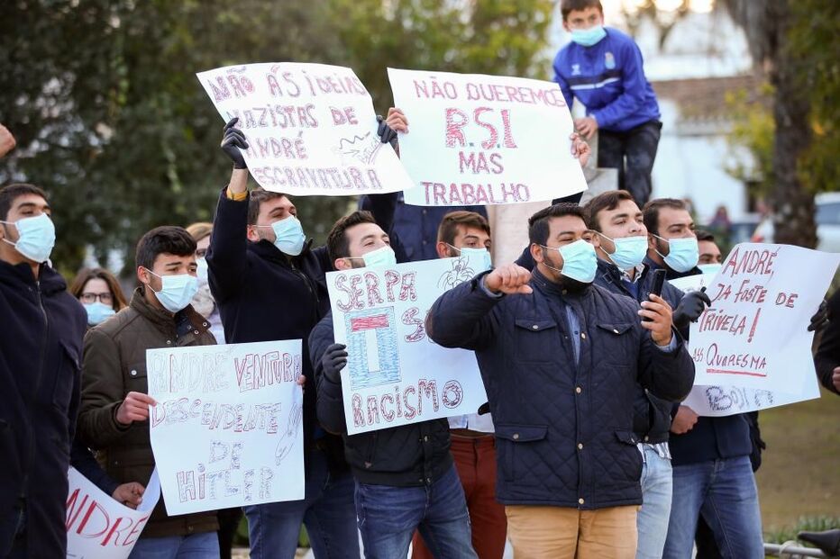 Manifestantes antifascista aguardam com palavras de ordem a chegada do candidato às eleições presidenciais de 2021, André Ventura (