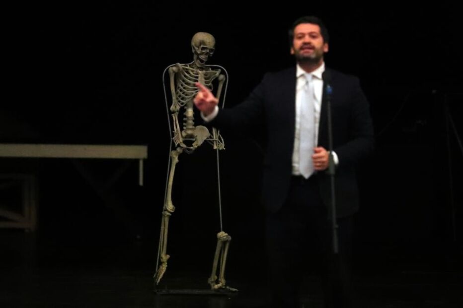 O candidato pelo Chega às eleições presidenciais de 2021, André Ventura, continua o seu discurso depois de aparecer um esqueleto ao abrirem as cortinas durante uma ação de campanha no Cine-teatro de Serpa, 10 de janeiro de 2021