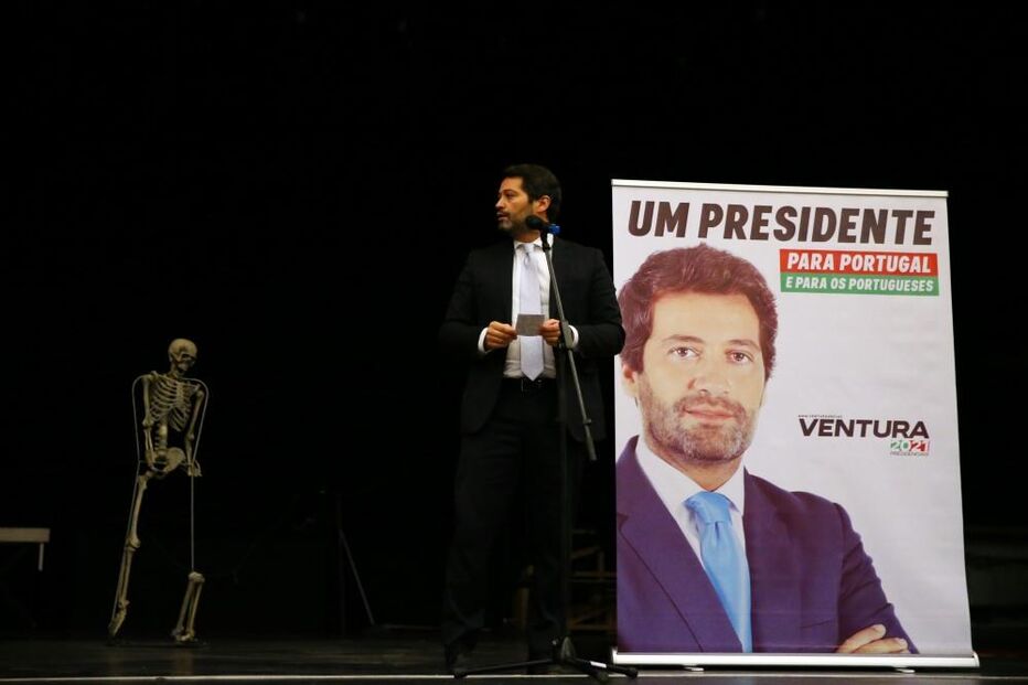 O candidato pelo Chega às eleições presidenciais de 2021, André Ventura, continua o seu discurso depois de aparecer um esqueleto ao abrirem as cortinas durante uma ação de campanha no Cine-teatro de Serpa, 10 de janeiro de 2021