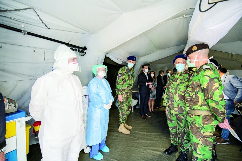 Instalações de campanha das Forças Armadas foram abertas em março sem uso. São agora reativadas   
