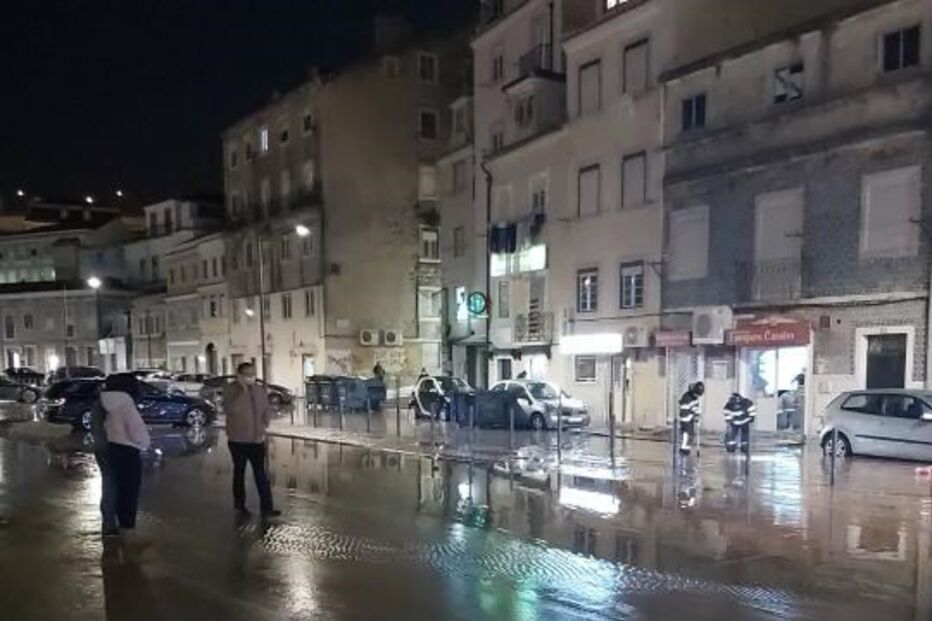Rebentamento de conduta inunda rua de Alcântara em Lisboa