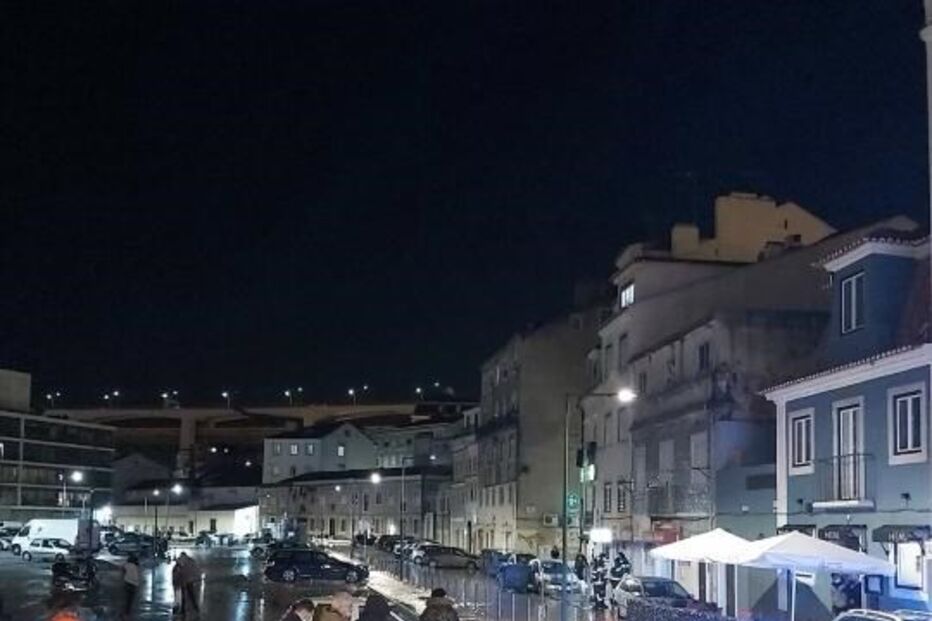 Rebentamento de conduta inunda rua de Alcântara em Lisboa