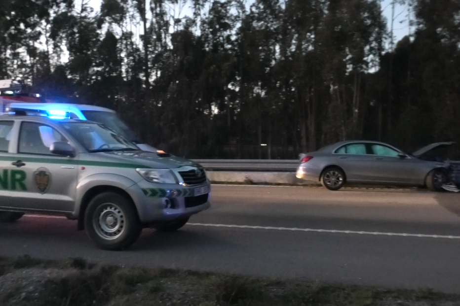 Militar da GNR ferido em colisão entre dois carros em Sines