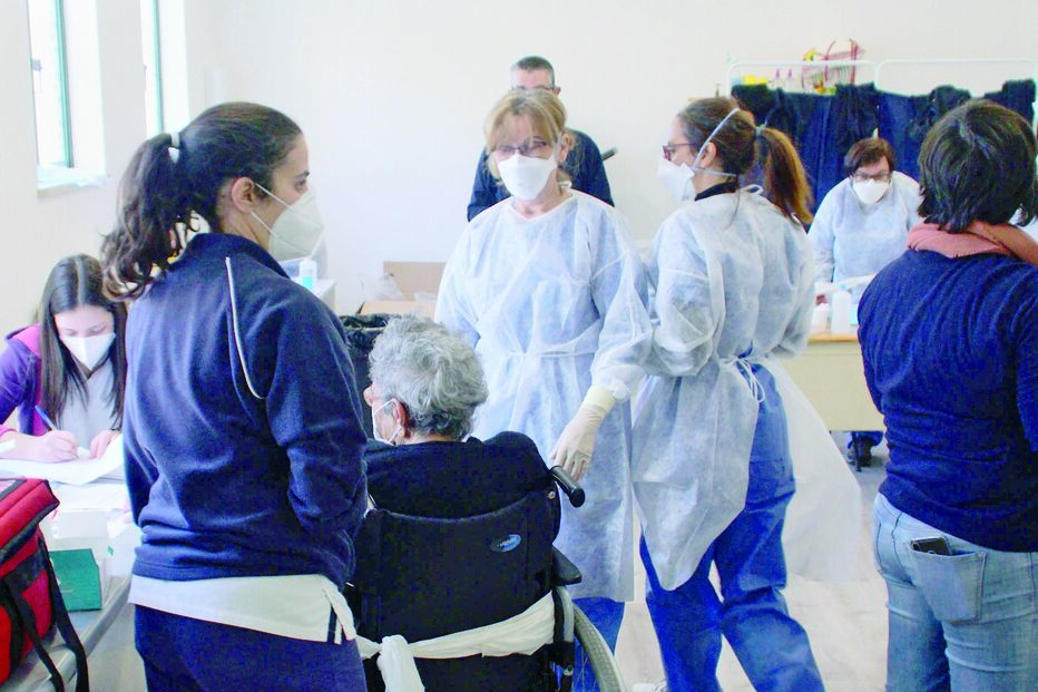 Cuidar dos utentes obriga a grande disciplina na utilização e substituição de material de proteção, como máscara e luvas   