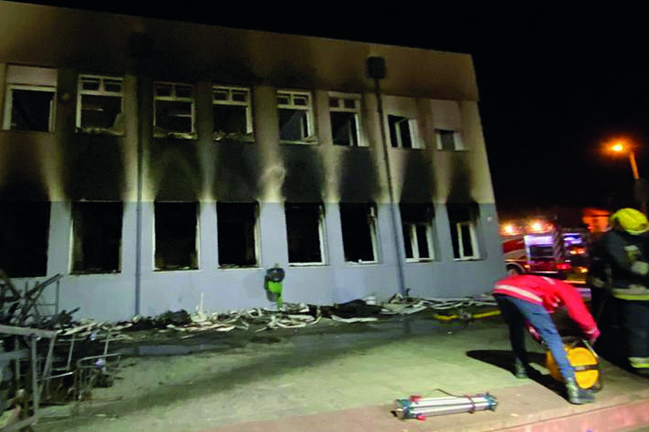 Fumo e gases provocaram extensos danos por todo o edifício