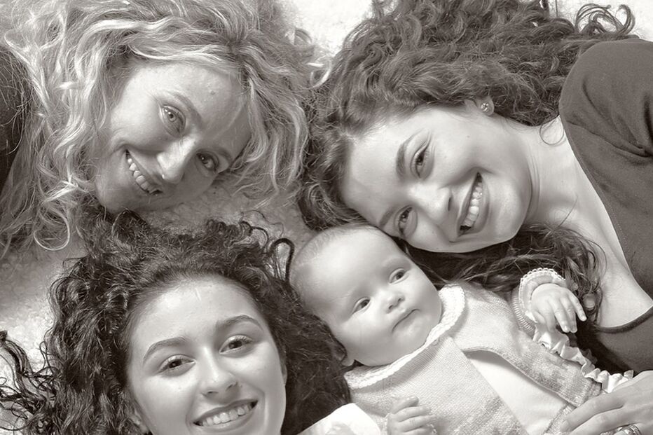 Sara Barradas com a mãe, Felisbela Dias e as irmãs, Bárbara e Íris