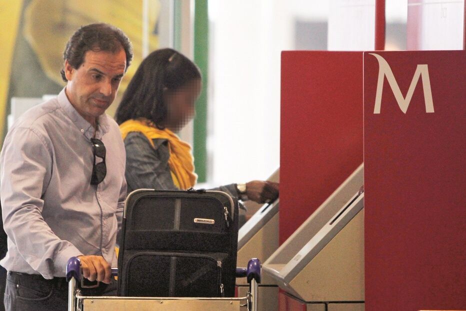 João Marcelino Rodrigues fotografado em 2012 no aeroporto, de regresso de uma viagem ao Brasil  