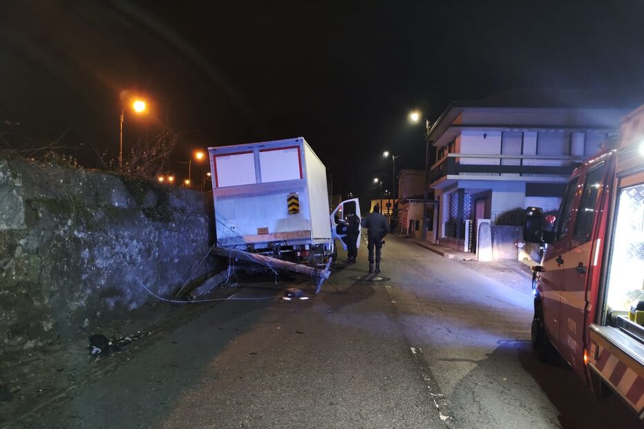 Mulher ferida em despiste de carro seguido de colisão em Gaia