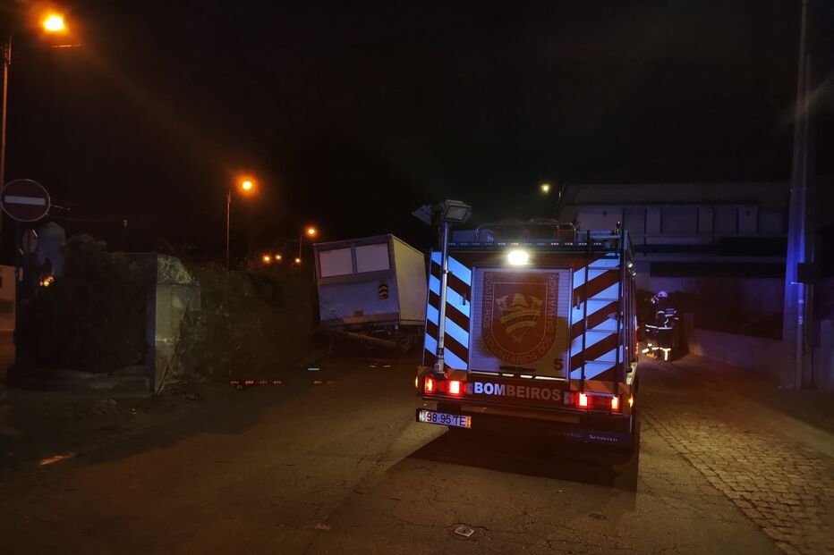 Mulher ferida em despiste de carro seguido de colisão em Gaia