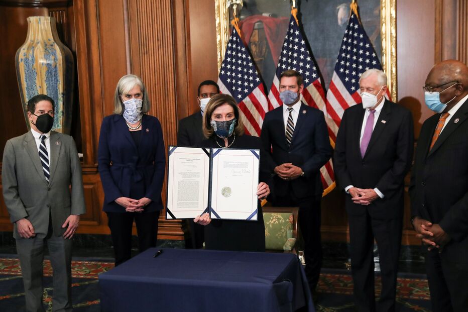 Nancy Pelosi assina segundo 'impeachment' de Donald Trump