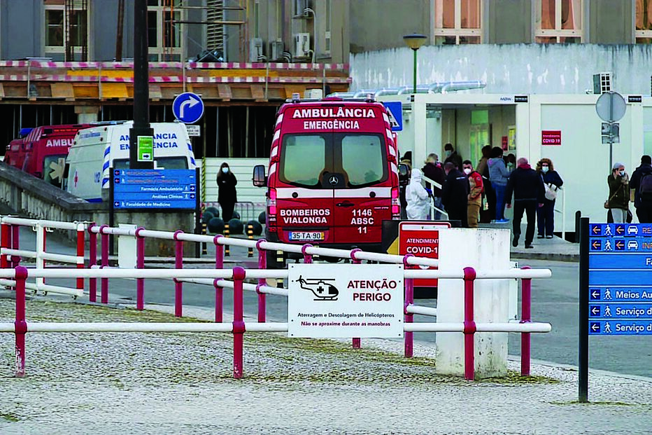 Fila de ambulâncias à porta das urgências do Hospital de Santa Maria, em Lisboa, obrigou doentes a esperar várias horas por atendimento 