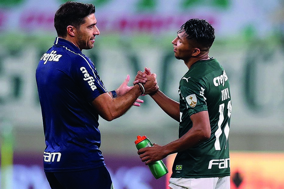 Abel Ferreira, aqui a cumprimentar Pupilo Rony, diz que esta foi uma das “melhores derrotas” que teve na carreira, tal como o Palmeiras 