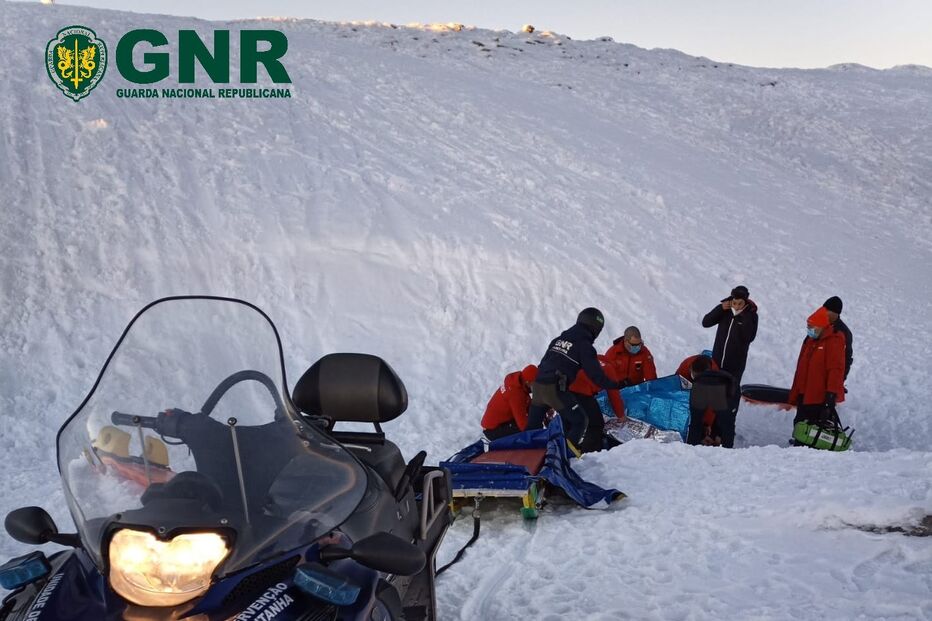 Mulher cai em escarpa de 6 metros na Serra da Estrela e é resgatada pela GNR