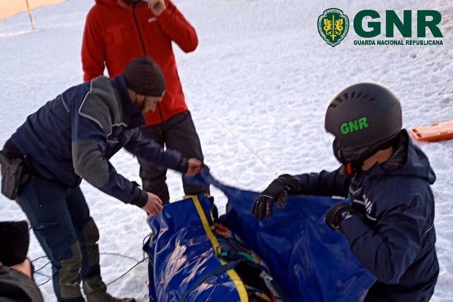 Mulher cai em escarpa de 6 metros na Serra da Estrela e é resgatada pela GNR