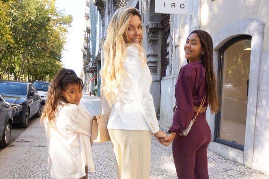 Brenda Mattar com as filhas, Valentina, de oito anos e Sophia, de 11