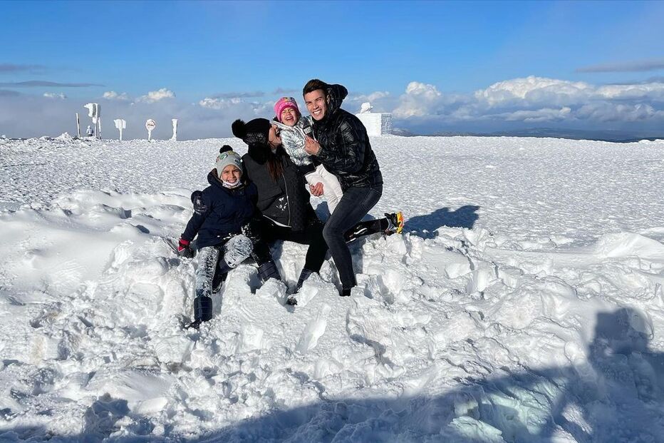 Matheus Uribe com a família na neve