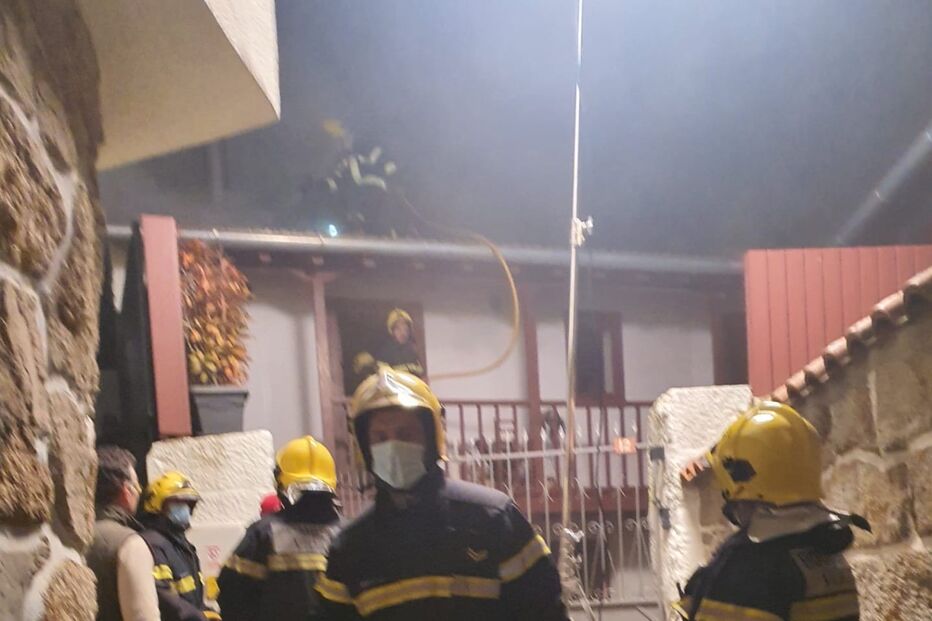 Três pessoas desalojadas após incêndio em recuperador de calor em Vidago