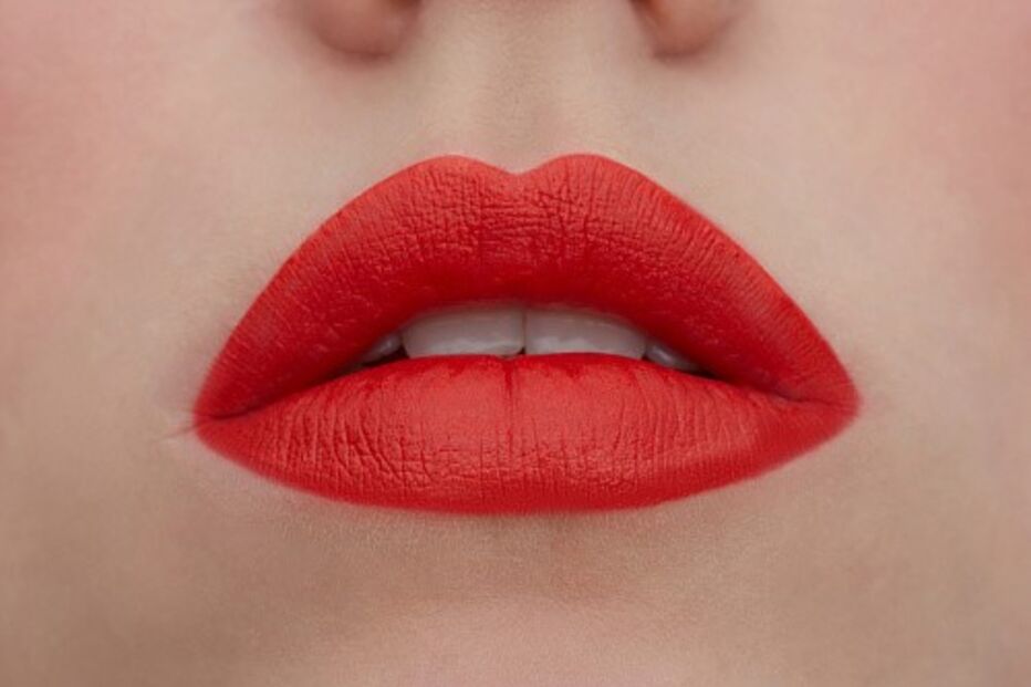 Lábios pintados com batom vermelho