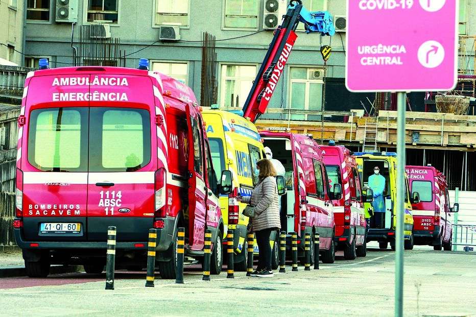 Ambulâncias em espera no Hospital de Santa Maria  