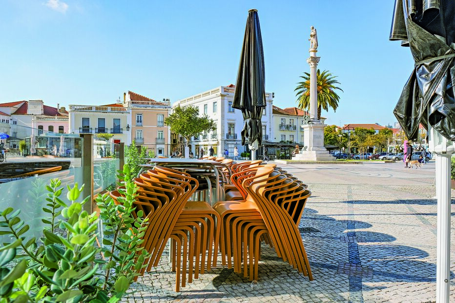 Novo confinamento geral, que vigora até pelo menos ao final do mês de janeiro, obriga restaurantes, cafés e snack-bares a encerrar portas 