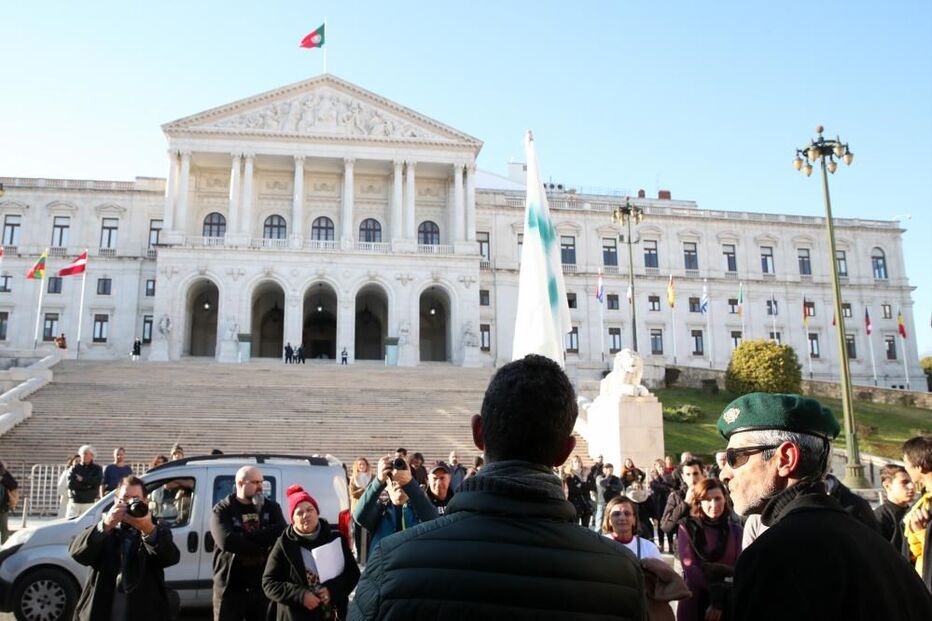 Cerca de 100 pessoas manifestaram-se sem máscara ou distanciamento em Lisboa