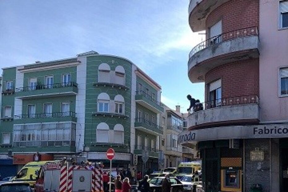 Dois corpos encontrados em prédio na Damaia	