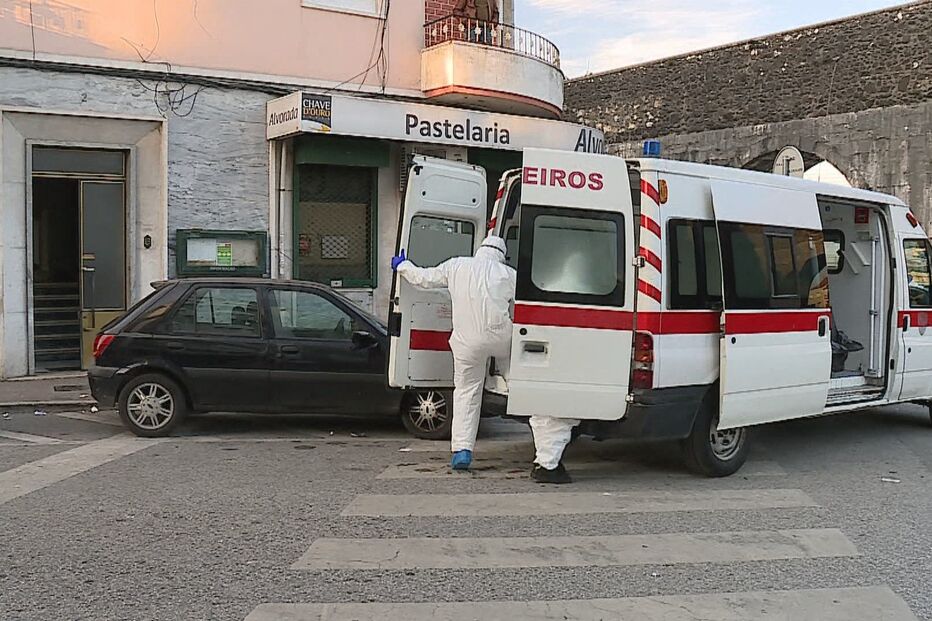 Pai e filho encontrados mortos em prédio na Damaia estavam infetados com Covid-19