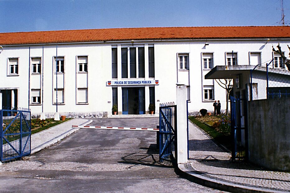 Homem alcoolizado ameaça cortar pescoço a polícias depois de atropelar menor
