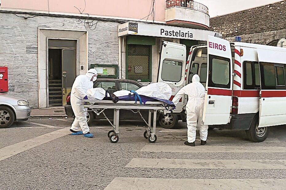 SNS 24 lança alerta para pai e filho encontrados mortos com Covid-19 após ausência de resposta 