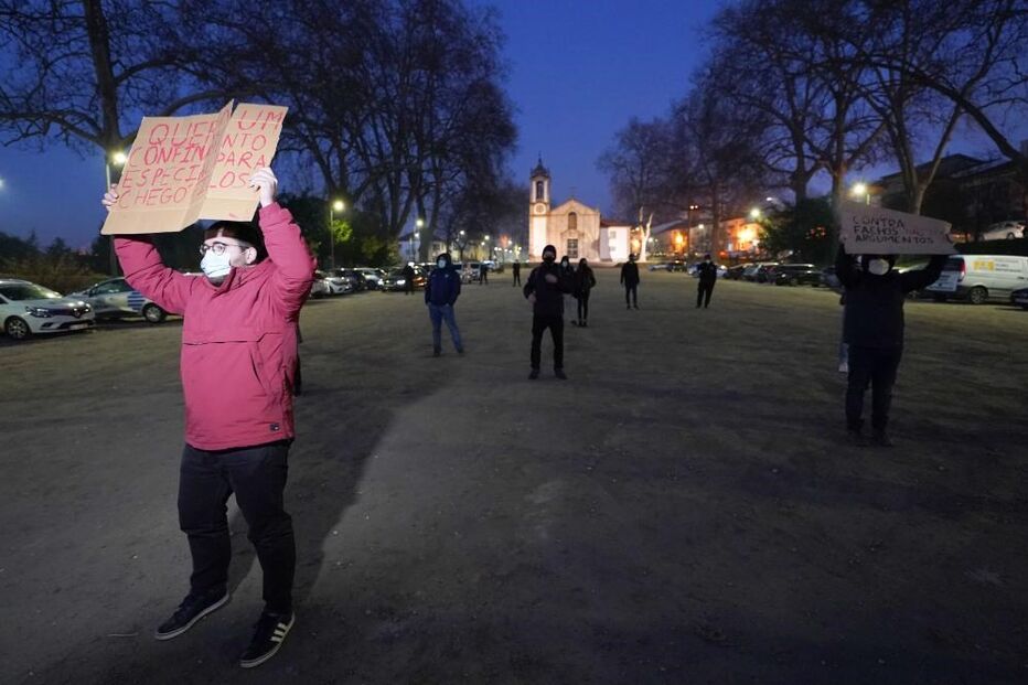 Guimarães transforma-se em campo de batalha verbal entre apoiantes de André Ventura e 