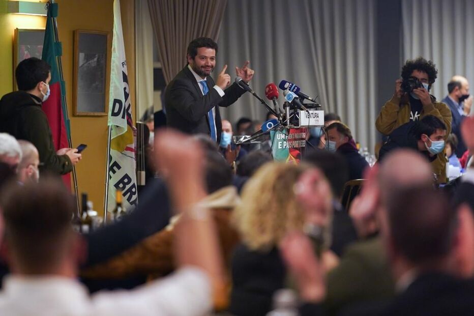 O candidato à Presidência da República, André Ventura, durante um jantar-comício no restaurante “Solar do Paço”, no âmbito da campanha eleitoral para as eleições presidenciais, em Braga, 17 de janeiro de 2021