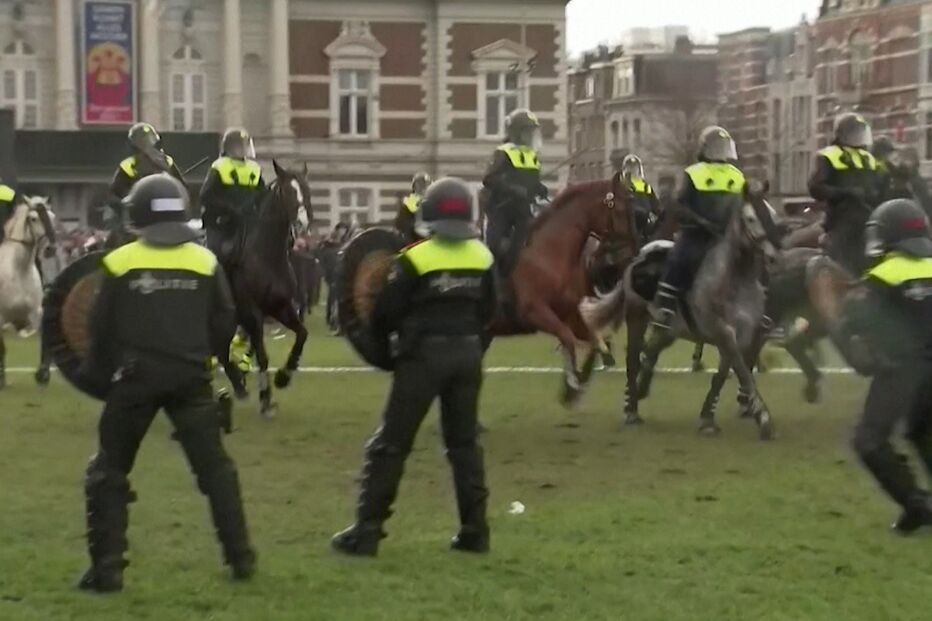 Polícias a cavalo e canhões de água para desmobilizar protesto anticonfinamento na Holanda