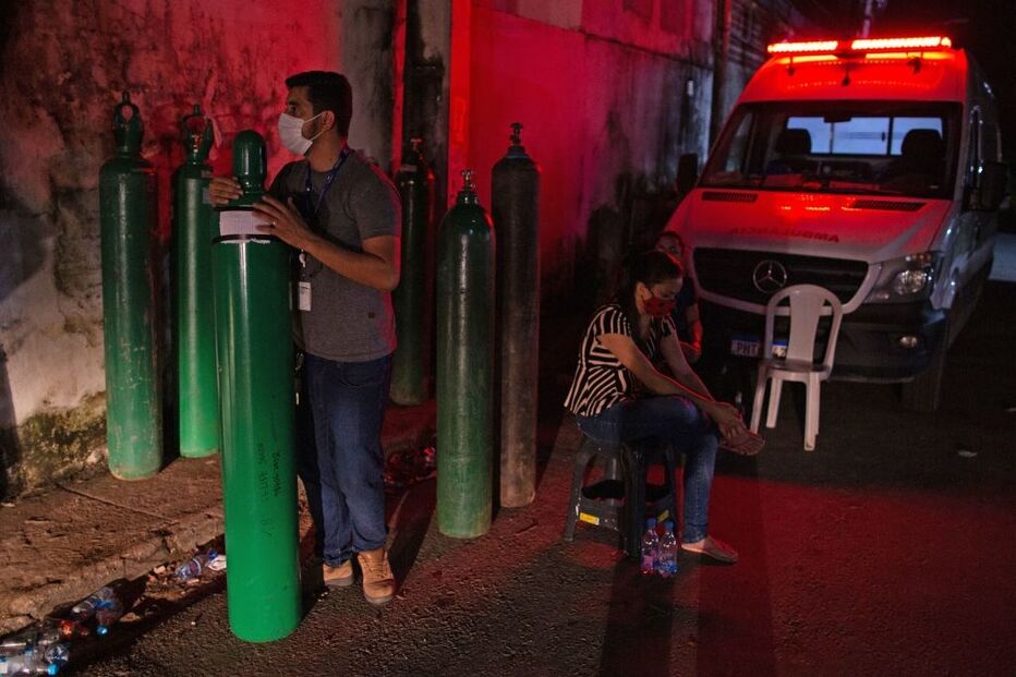 Homem agarra garrafa de oxigénio, em Manaus