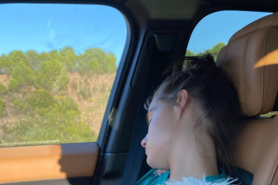 Kelly Bailey com a cadela Lua