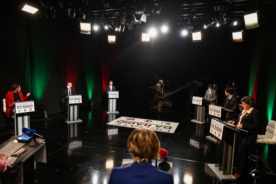 Foto cedida pela RTP. Os candidatos, (E-D) Marisa Matias, Marcelo Rebelo de Sousa, Tiago Mayan Gonçalces, Vitorino Silva, João Ferreira, e Ana Gomes, durante o debate da rádio entre os candidatos às Eleições Presidenciais, com moderação das jornalistas Natália Carvalho da Antena 1, Eunice Lourenço da Renascença e Judith Menezes e Sousa da TSF, em Lisboa, 18 de janeiro de 2021