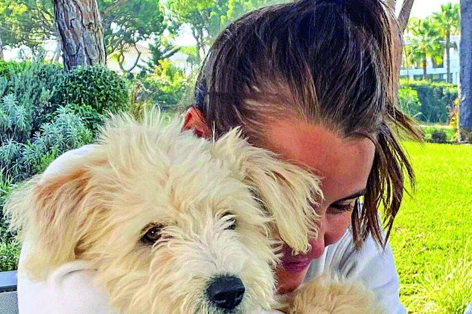 Kelly e Lourenço com a pequena Lua, recentemente adotada 