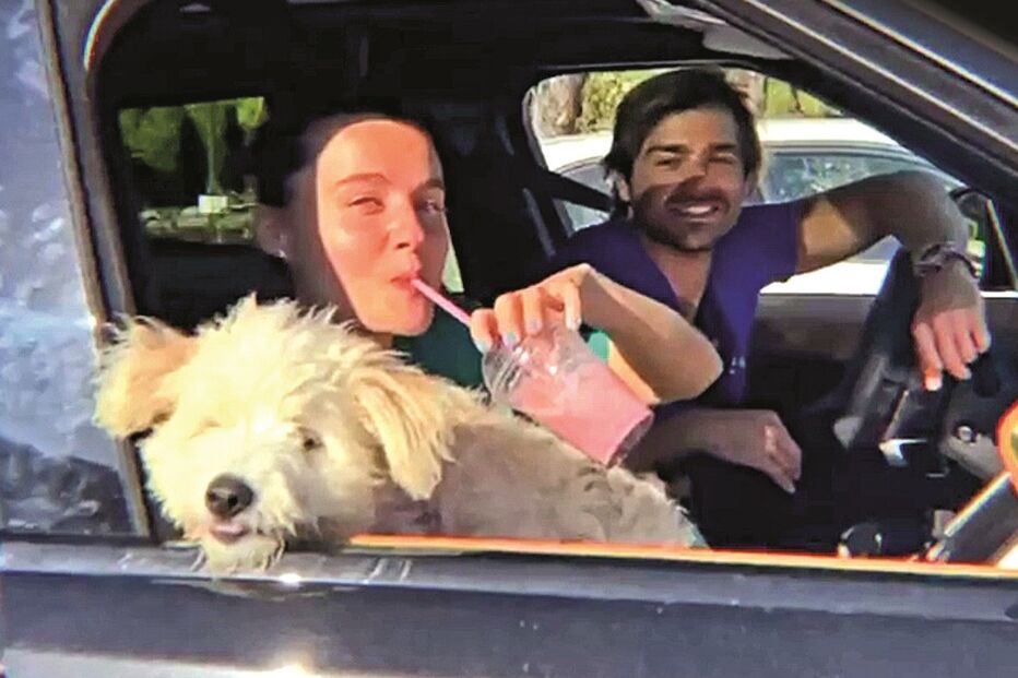 Kelly e Lourenço com a pequena Lua, recentemente adotada 