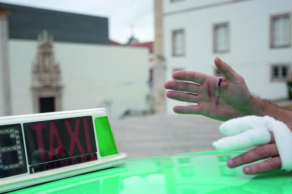 Grupo de assaltantes atacou, entre outros, dois taxistas. Um deles foi trancado 20 minutos na mala do carro   