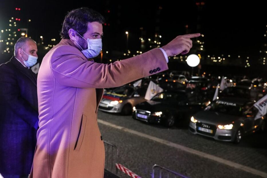 O candidato do Chega às eleições presidenciais de 2021, André Ventura (D), durante um comício drive-in em Leça da Palmeira, Matosinhos, 18 de janeiro de 2021