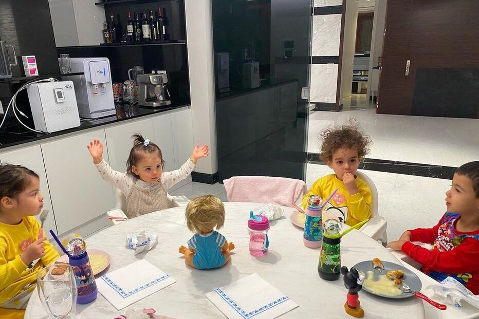 A filha de Katia Aveiro com os primos, os gémeos Eva e Mateus, e Alana Martina
