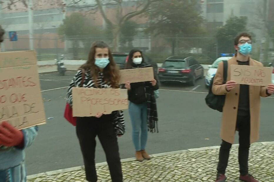 Dezenas de alunos em protesto pelo encerramento de escola em Lisboa durante confinamento