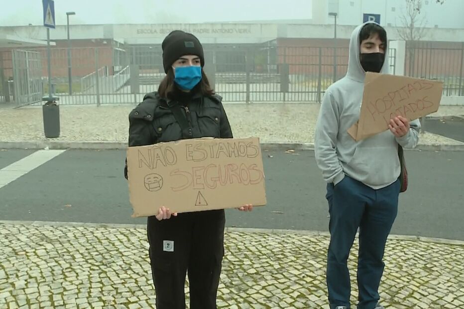Dezenas de alunos em protesto pelo encerramento de escola em Lisboa durante confinamento