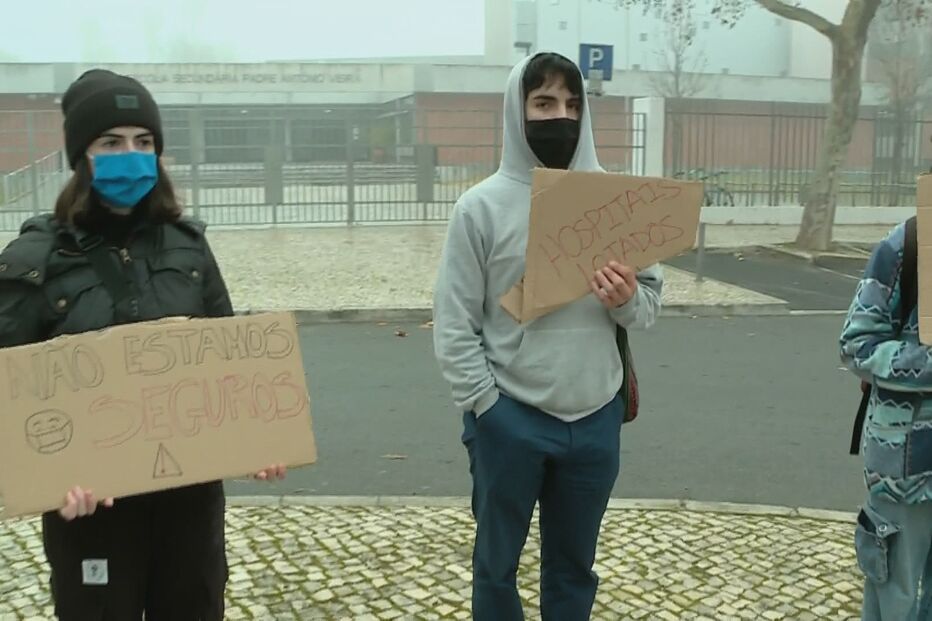 Dezenas de alunos em protesto pelo encerramento de escola em Lisboa durante confinamento