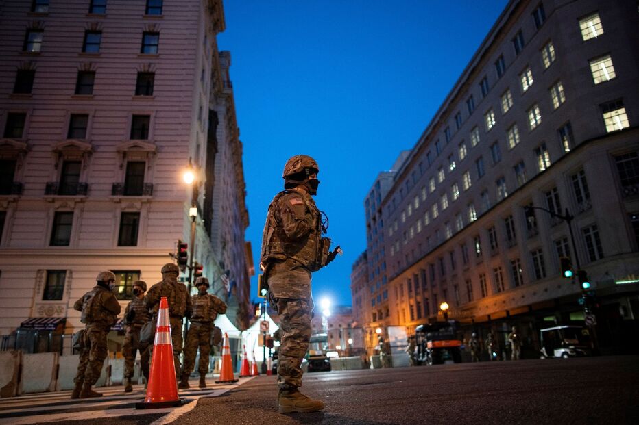 Ruas fechadas, muitos militares e bandeiras. Washington a postos para a tomada de posse de Joe Biden